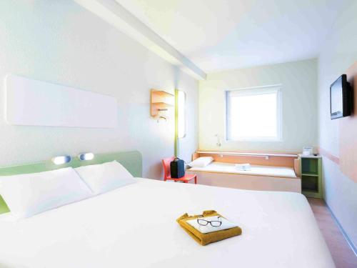 Habitación con sofá cama - 1 cama grande del hotel Ibis Budget Bilbao Barakaldo. Foto 1