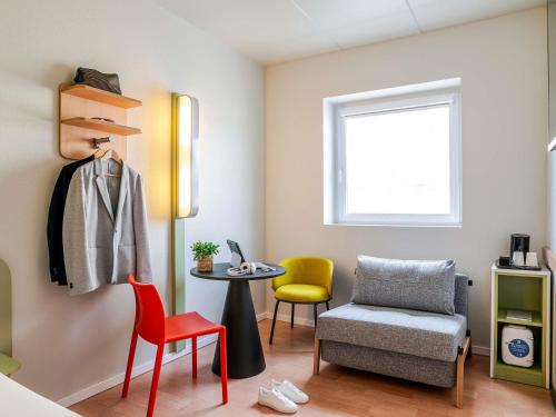 Habitación con sofá cama - 1 cama grande del hotel Ibis Budget Bilbao Barakaldo. Foto 3