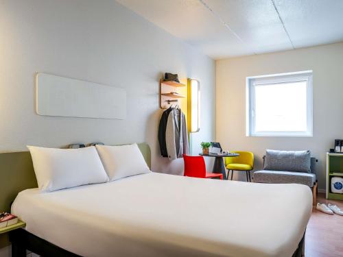 Habitación con sofá cama - 1 cama grande del hotel Ibis Budget Bilbao Barakaldo. Foto 5