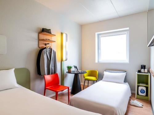 Habitación con sofá cama - 1 cama grande del hotel Ibis Budget Bilbao Barakaldo. Foto 6