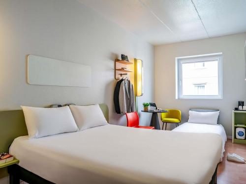 Habitación con sofá cama - 1 cama grande del hotel Ibis Budget Bilbao Barakaldo. Foto 7