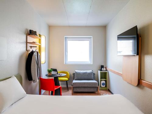 Habitación con sofá cama - 1 cama grande del hotel Ibis Budget Bilbao Barakaldo. Foto 9