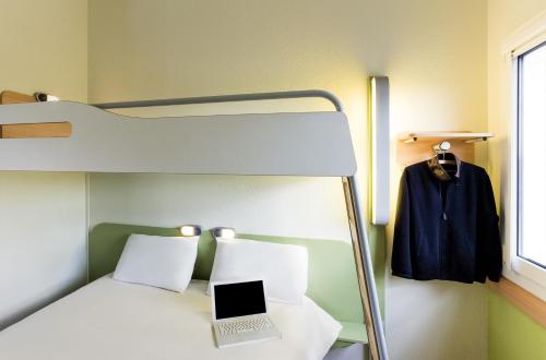 Habitación con sofá cama - 1 cama grande del hotel Ibis Budget Bilbao Barakaldo. Foto 14