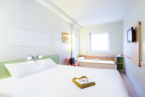 Habitación con sofá cama - 1 cama grande del hotel Ibis Budget Bilbao Barakaldo. Foto 15