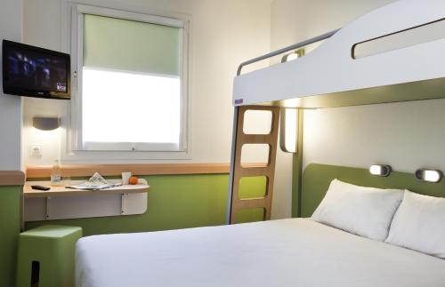 Habitación con sofá cama - 1 cama grande del hotel Ibis Budget Bilbao Barakaldo. Foto 17