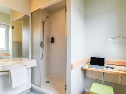 Habitación Doble - 2 camas del hotel Ibis Budget Bilbao Barakaldo. Foto 4