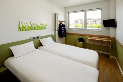 Habitación Doble - 2 camas del hotel Ibis Budget Bilbao Barakaldo. Foto 11