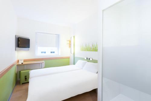 Habitación Doble - 2 camas del hotel Ibis Budget Bilbao Barakaldo. Foto 15