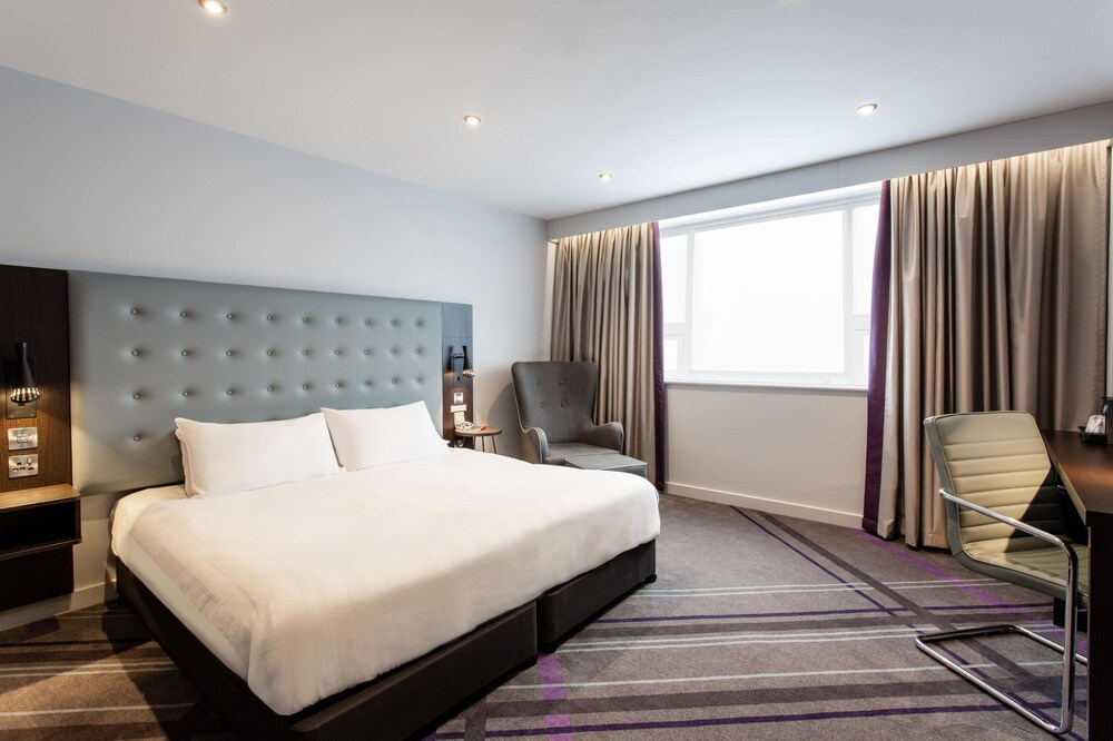 Habitación doble superior, ducha adaptada del hotel Premier Inn Heathrow Airport Terminal 4