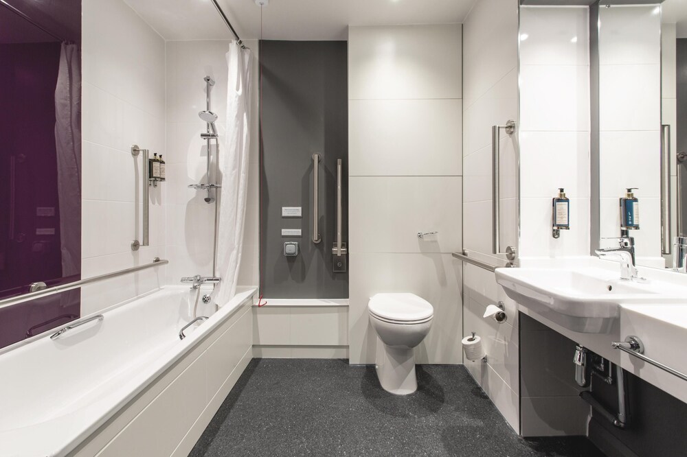 Habitación doble superior, bañera accesible del hotel Premier Inn Heathrow Airport Terminal 4. Foto 4