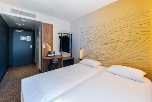 Habitación Doble - 2 camas del hotel B&B Nice Aéroport Arenas. Foto 10
