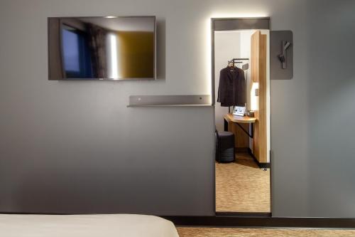 Habitación Triple del hotel B&B Nice Aéroport Arenas. Foto 8