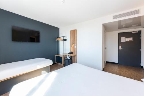 Habitación Triple del hotel B&B Nice Aéroport Arenas. Foto 9