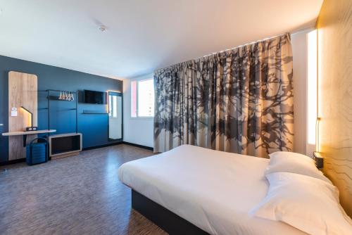 Habitación Doble adaptada para personas con movilidad reducida del hotel B&B Nice Aéroport Arenas. Foto 7
