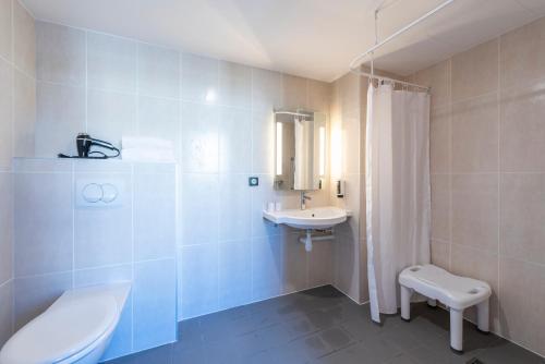 Habitación Doble adaptada para personas con movilidad reducida del hotel B&B Nice Aéroport Arenas. Foto 9