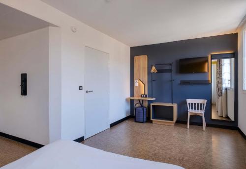 Habitación Doble adaptada para personas con movilidad reducida del hotel B&B Nice Aéroport Arenas. Foto 10