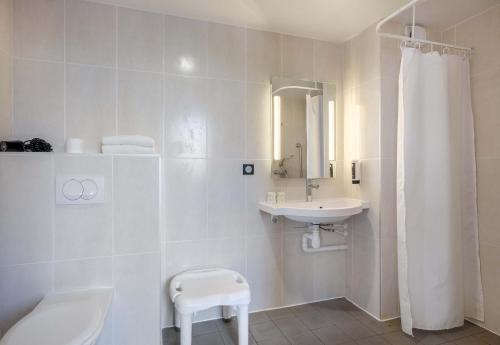 Habitación Doble adaptada para personas con movilidad reducida del hotel B&B Nice Aéroport Arenas. Foto 11