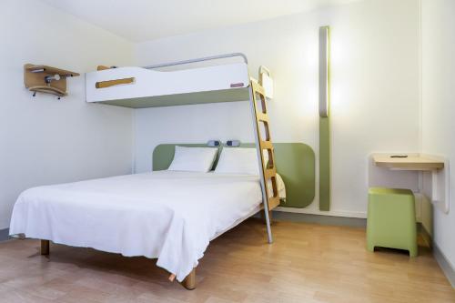Habitación Triple del hotel Ibis Budget Courbevoie Paris la Défense 1. Foto 1