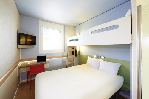 Habitación Triple del hotel Ibis Budget Courbevoie Paris la Défense 1. Foto 2
