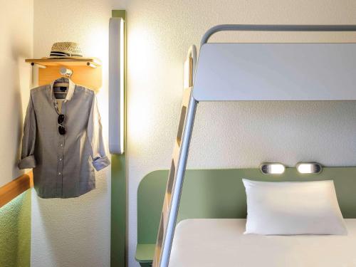 Habitación Triple del hotel Ibis Budget Courbevoie Paris la Défense 1. Foto 4