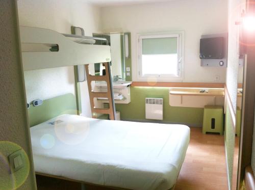 Habitación Triple del hotel Ibis Budget Courbevoie Paris la Défense 1. Foto 6