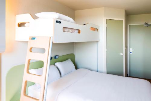 Habitación Triple del hotel Ibis Budget Courbevoie Paris la Défense 1. Foto 19