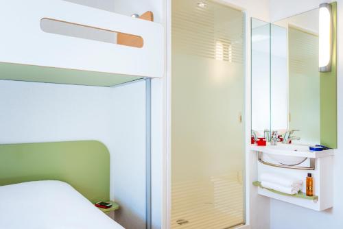 Habitación Triple con 3 camas individuales del hotel Ibis Budget Courbevoie Paris la Défense 1. Foto 11