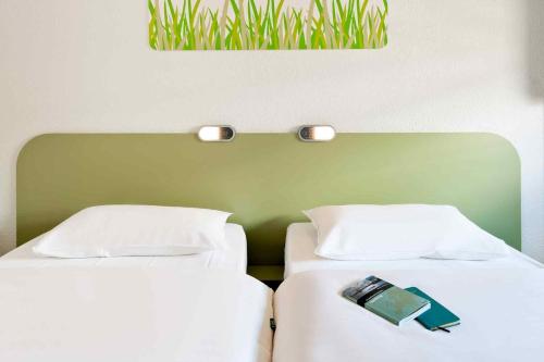 Habitación Triple con 3 camas individuales del hotel Ibis Budget Courbevoie Paris la Défense 1. Foto 4