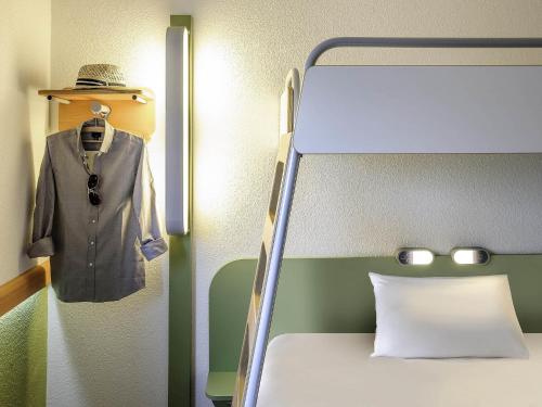 Habitación Triple con 3 camas individuales del hotel Ibis Budget Courbevoie Paris la Défense 1. Foto 7