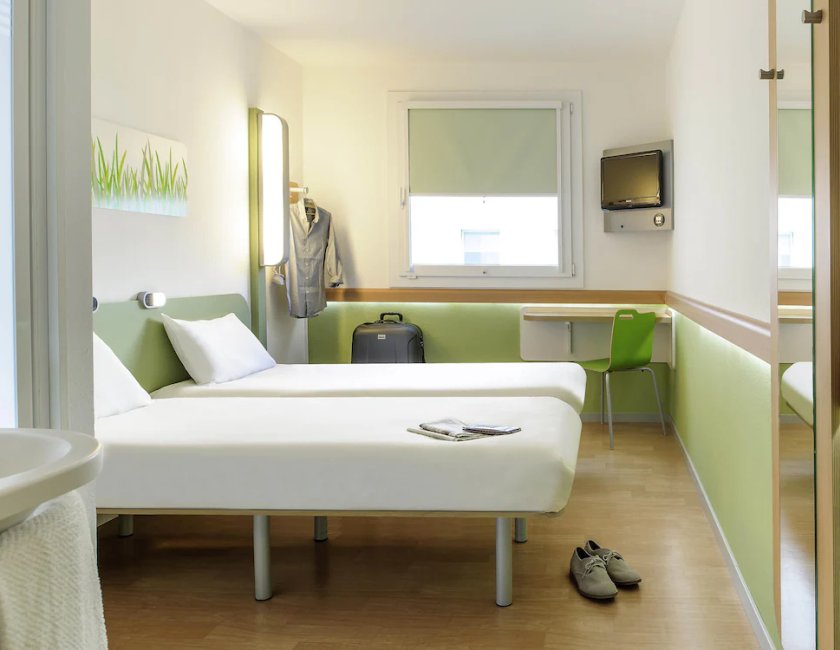 Habitación con 2 camas individuales, 2 camas individuales del hotel Ibis Budget Courbevoie Paris la Défense 1. Foto 6