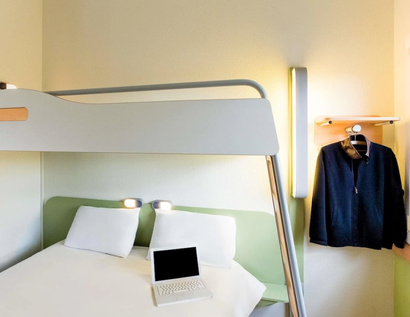 Habitación triple Cama Litera 2 Camas individuales del hotel Ibis Budget Courbevoie Paris la Défense 1. Foto 4