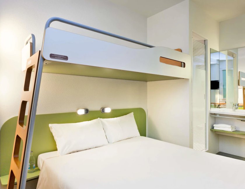 Habitación triple Cama Litera 2 Camas individuales del hotel Ibis Budget Courbevoie Paris la Défense 1. Foto 5
