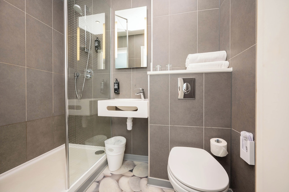 Habitación triple (cama doble y litera individual) del hotel ibis budget London Barking. Foto 14
