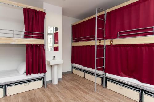 Cama en dormitorio compartido de 8 camas con baño privado del hotel St Christopher's Inn Gare Du Nord -