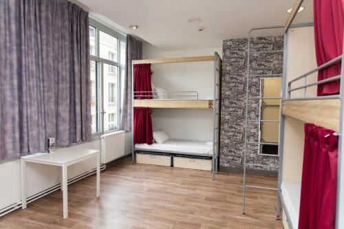 Cama en dormitorio compartido de 8 camas con baño privado del hotel St Christopher's Inn Gare Du Nord -. Foto 3