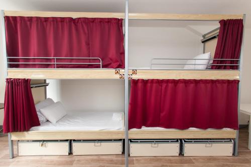 Cama en habitación compartida de 10 camas con baño compartido del hotel St Christopher's Inn Gare Du Nord -. Foto 2