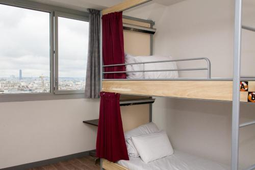 Cama en un dormitorio compartido de 8 camas con baño compartido del hotel St Christopher's Inn Gare Du Nord -