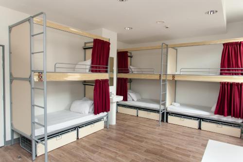 Cama en un dormitorio compartido de 6 camas con baño compartido del hotel St Christopher's Inn Gare Du Nord -. Foto 6