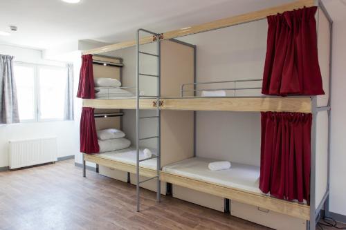 Cama en dormitorio compartido de 4 camas con baño compartido del hotel St Christopher's Inn Gare Du Nord -. Foto 3