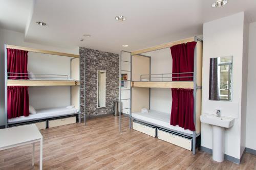 Cama en habitación femenina compartida de 4 camas con baño privado del hotel St Christopher's Inn Gare Du Nord -