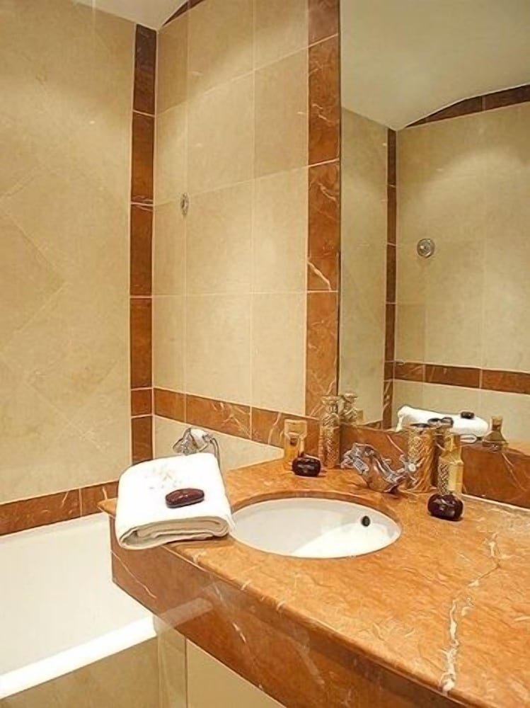 Habitación Cuádruple del hotel Suites Unic Renoir Saint-Germain. Foto 3