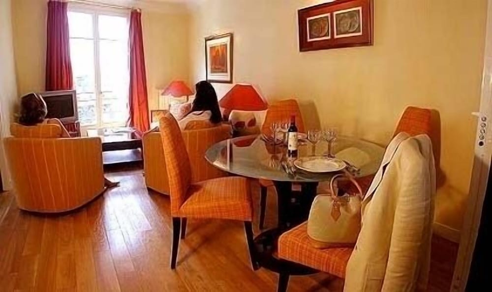Habitación Triple del hotel Suites Unic Renoir Saint-Germain. Foto 1