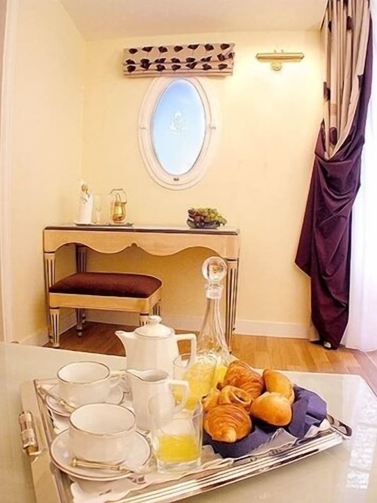 Habitación Triple del hotel Suites Unic Renoir Saint-Germain. Foto 3