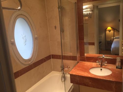 Habitación Doble del hotel Suites Unic Renoir Saint-Germain. Foto 5