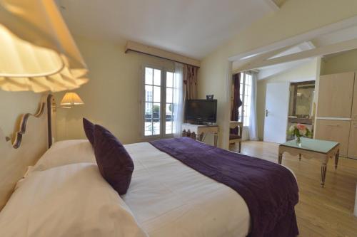 Suite Sofá Cama incluido 1 Cama doble del hotel Suites Unic Renoir Saint-Germain. Foto 6