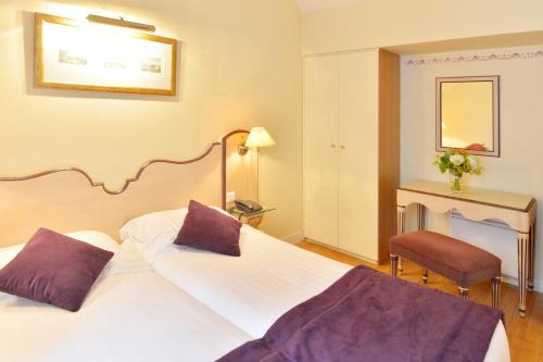 Suite Sofá Cama incluido 1 Cama doble Normal del hotel Suites Unic Renoir Saint-Germain. Foto 3