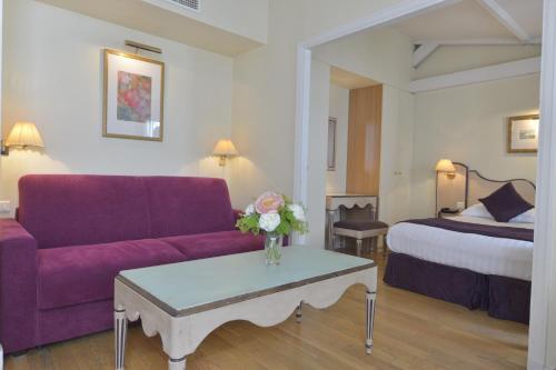 Suite Sofá Cama incluido 1 Cama doble Normal del hotel Suites Unic Renoir Saint-Germain. Foto 5
