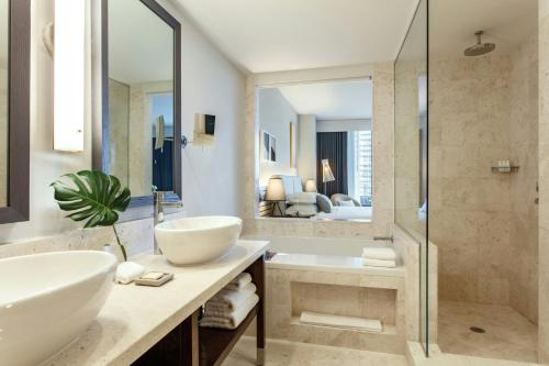 Habitación Doble con 2 camas dobles y vistas al agua del hotel Kimpton Epic , An Ihg