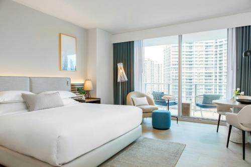 Habitación Deluxe con vistas a la ciudad - Planta superior del hotel Kimpton Epic , An Ihg. Foto 3