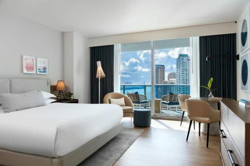 Habitación con cama extragrande y bañera accesible - Adaptada para personas con movilidad reducida del hotel Kimpton Epic , An Ihg. Foto 4